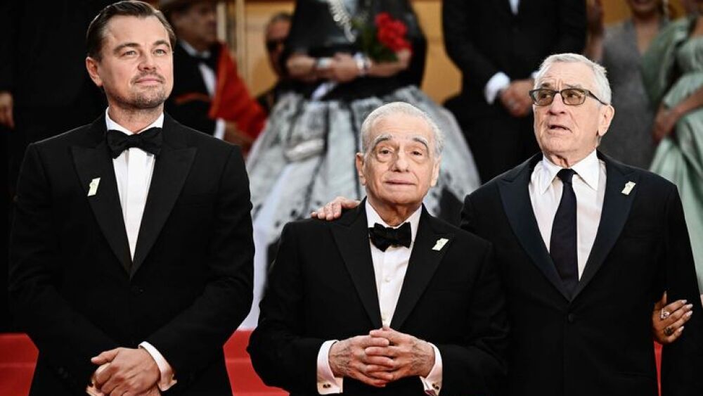 El director Martin Scorsese, junto con los actores estadounidenses Leonardo Dicarpio (izquierda) y Robert De Niro (derecha), llega para la proyección de 'Killers of the Flower Moon' durante la 76ª edición del Festival de Cine de Cannes, en Cannes, sur de Francia, este sábado 20 de mayo de 2023.
