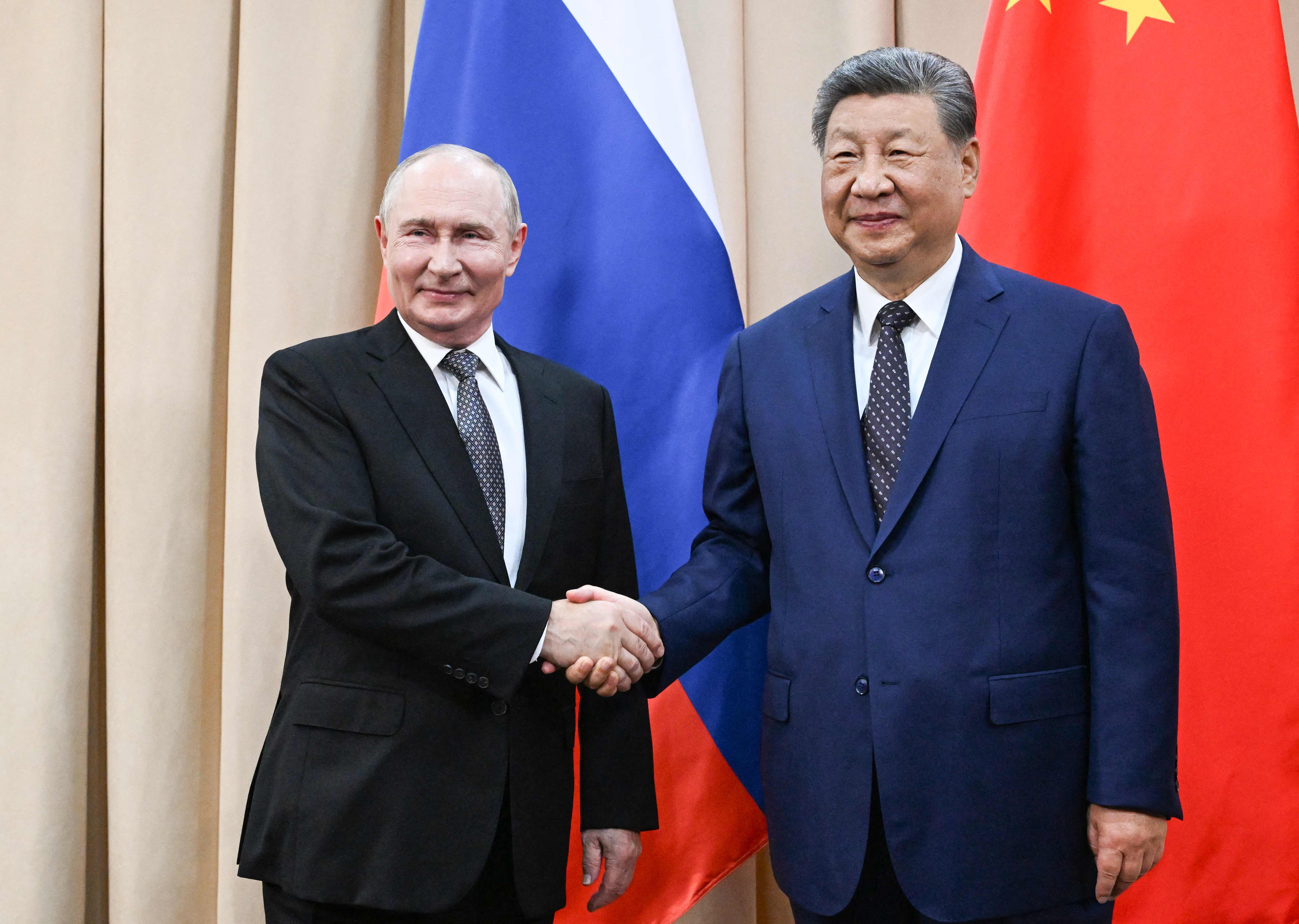 Vladímir Putin e Xi Jinping durante um encontro em Quirguistão